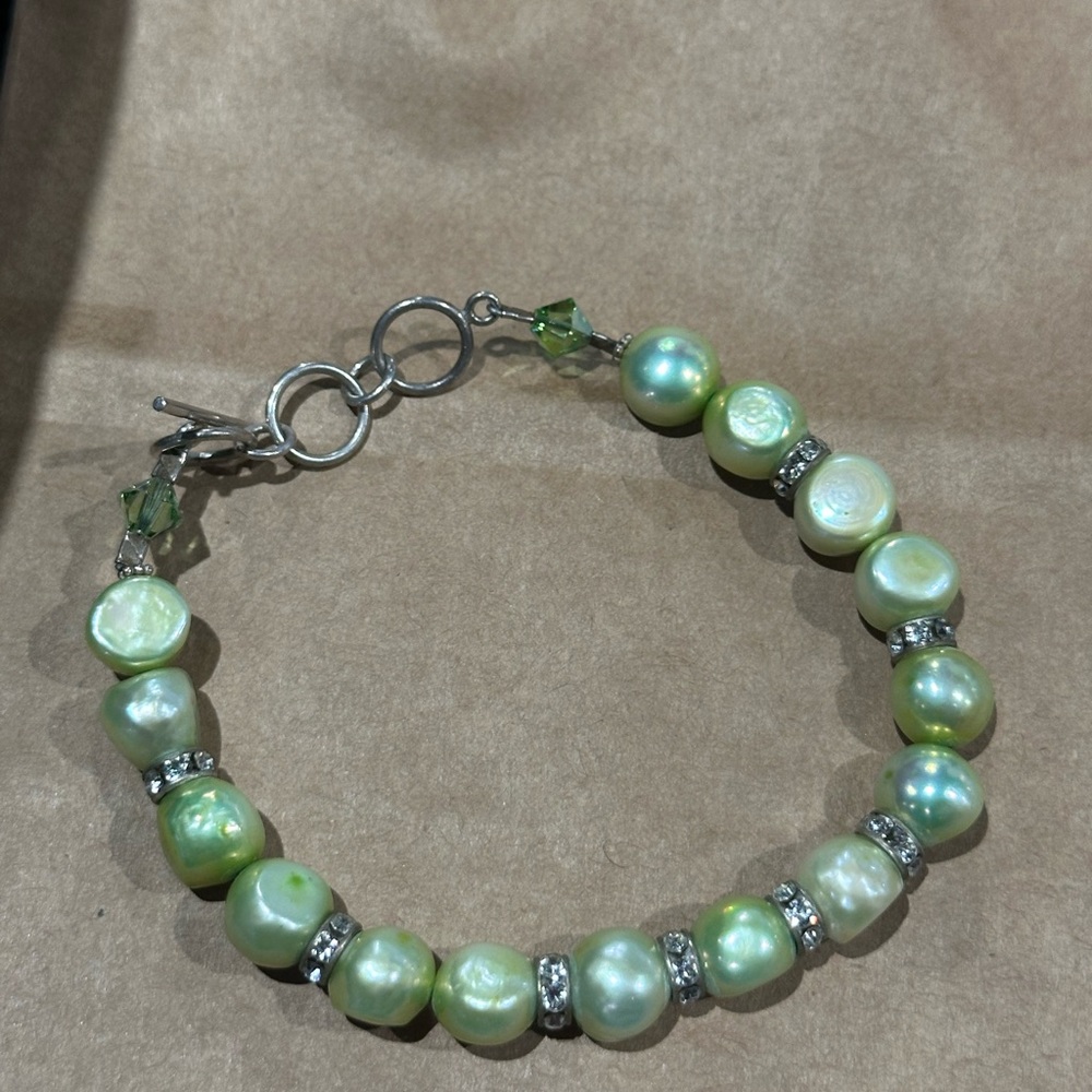 NWOT beautiful green with Rhinestones Bracelet